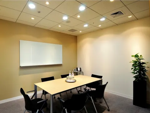 共用部_会議室。アクセス良好なため、お客様を招いての会議にも便利です。