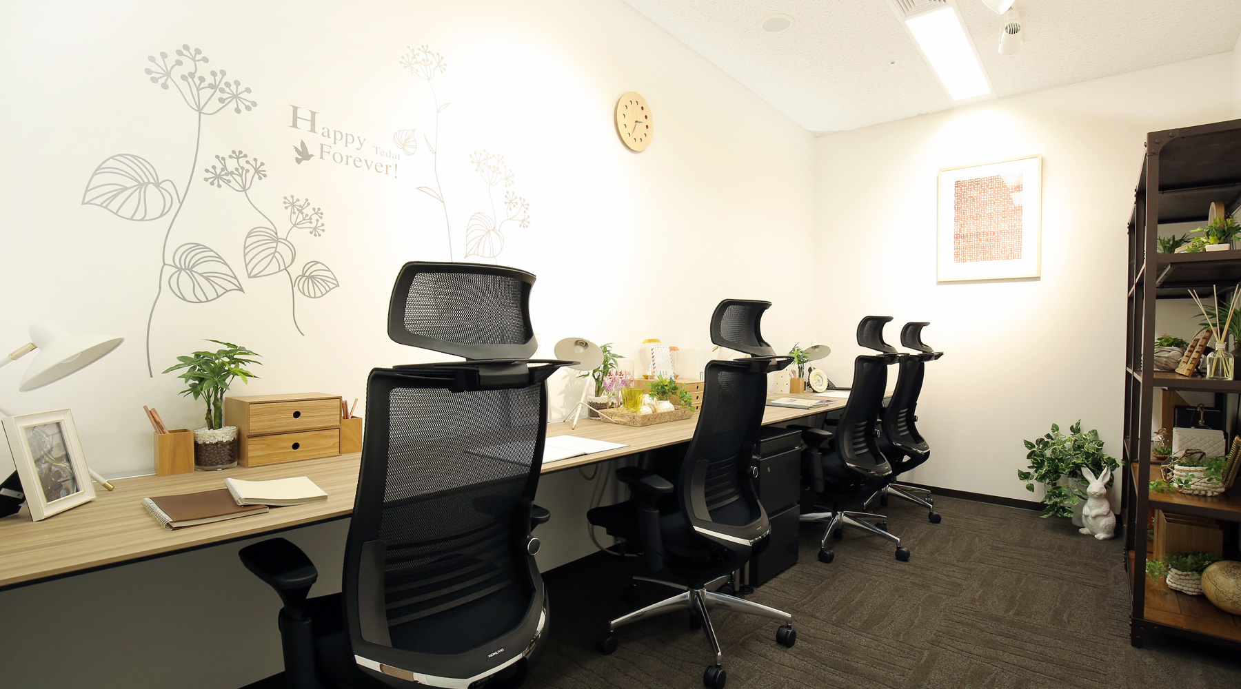 執務室_柔らかな雰囲気のある執務室は、人数に合わせてご利用いただけます