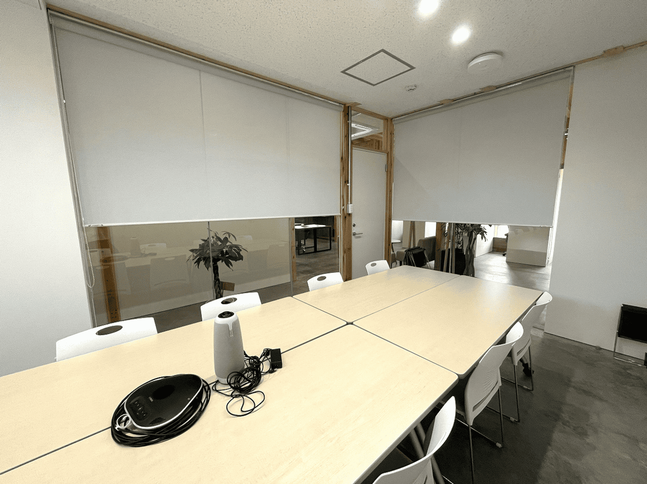 会議室_モニターやスクリーンを完備しています。