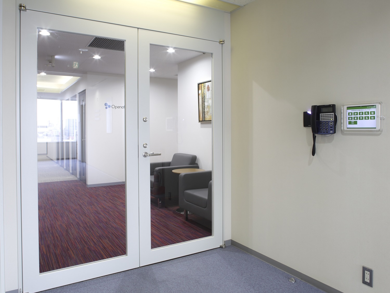 外観_エントランス。オフィスの入り口には受付用ビジネスフォンが設置されており、来客時の業務効率化が図れます。