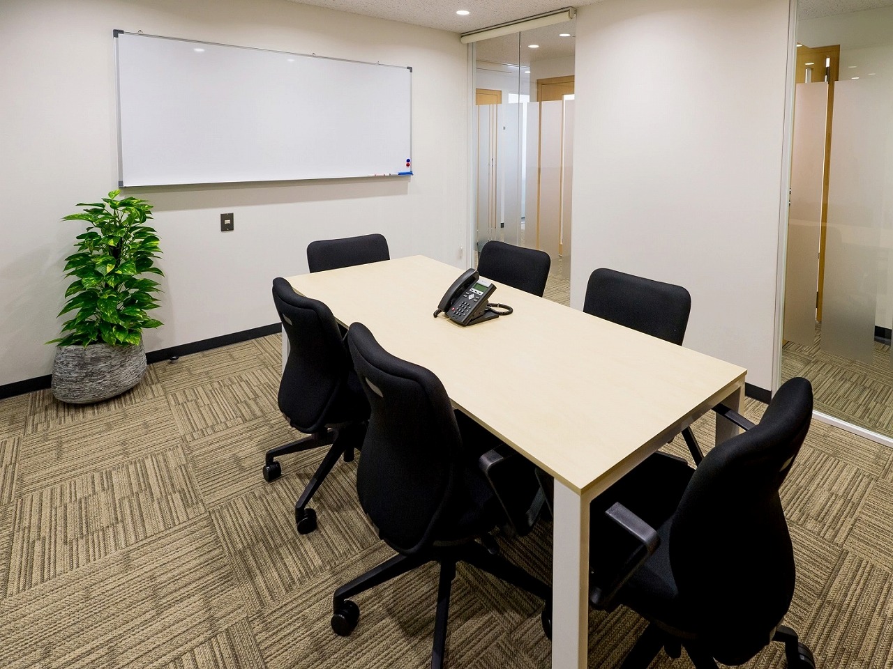 共用部_会議室。社内の会議やお客様との商談など、幅広くお使いいただける会議室です。