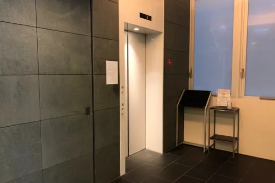内観_ビルのエレベーターの写真です。