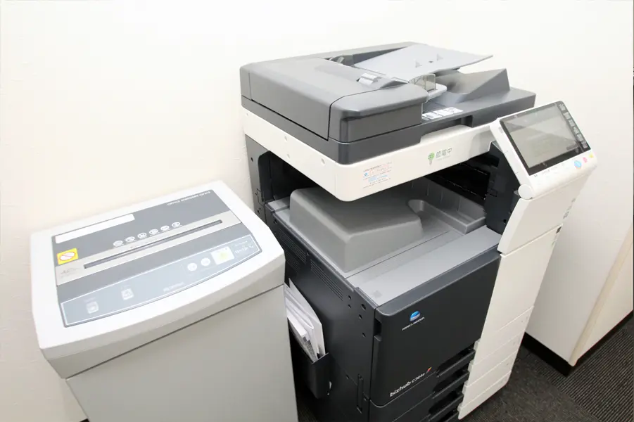 設備_オフィス内に共用の複合などが用意されているのでコストを抑える事が可能です