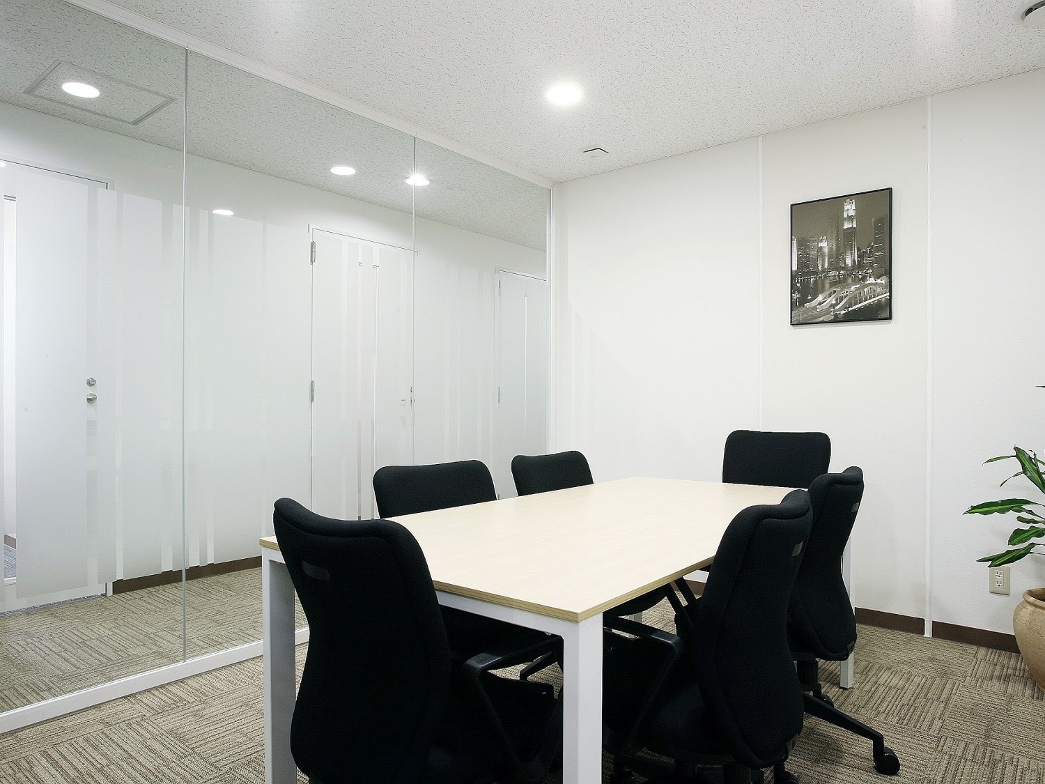 共用部_会議室。完全個室の会議室となっており、プライバシーが確保された空間となっています。