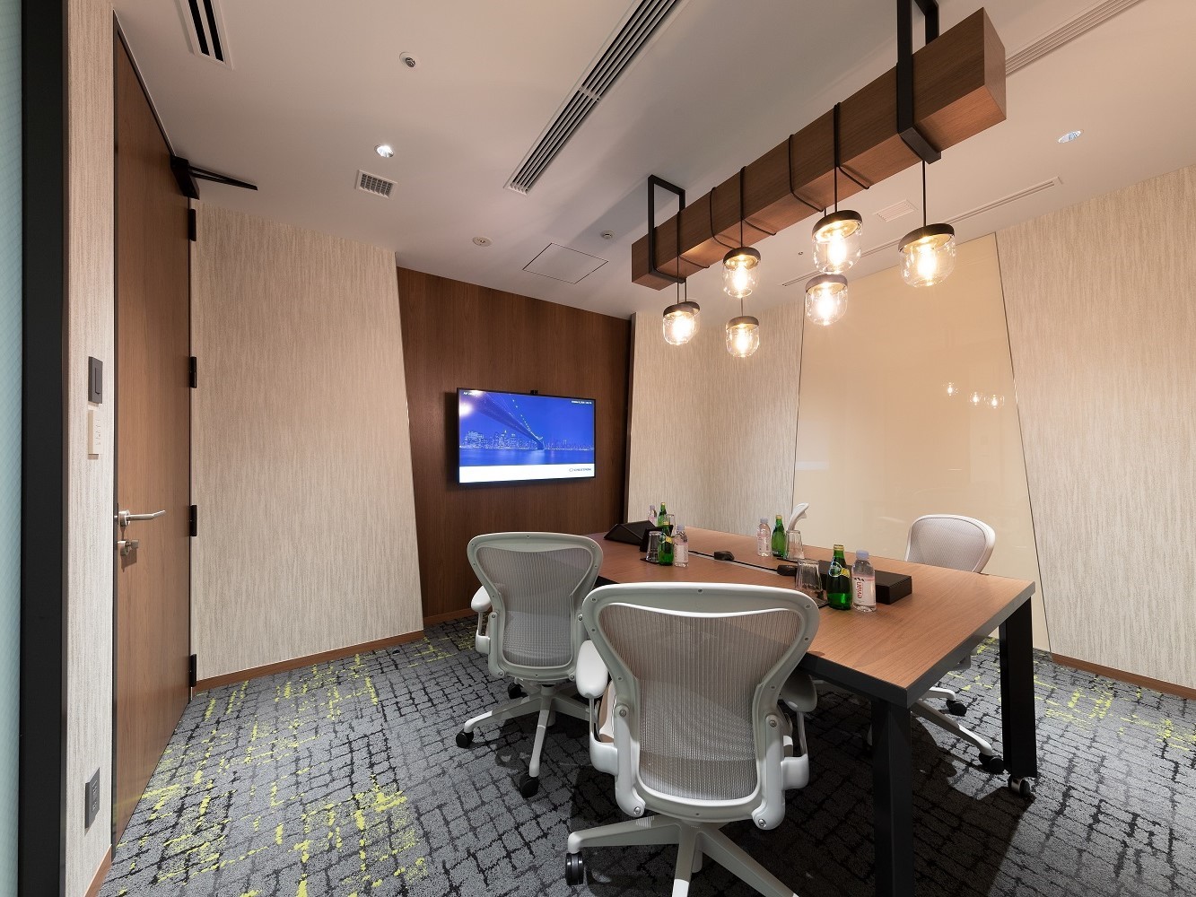 共用部_会議室です。最先端のAVテクノロジーを備えたハイグレードな会議室です。