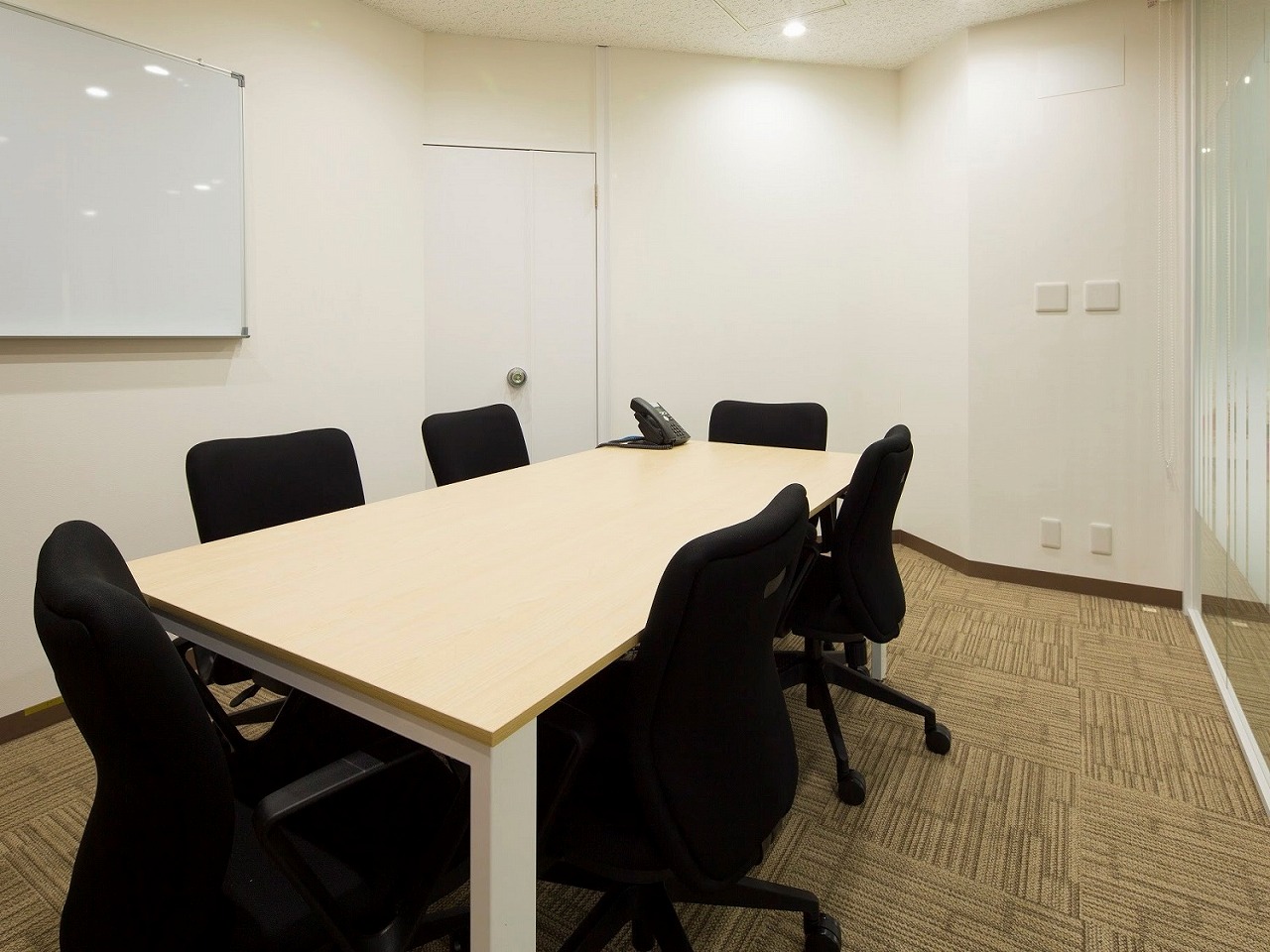 共用部_会議室。時間単位でのご利用が可能な会議室です。