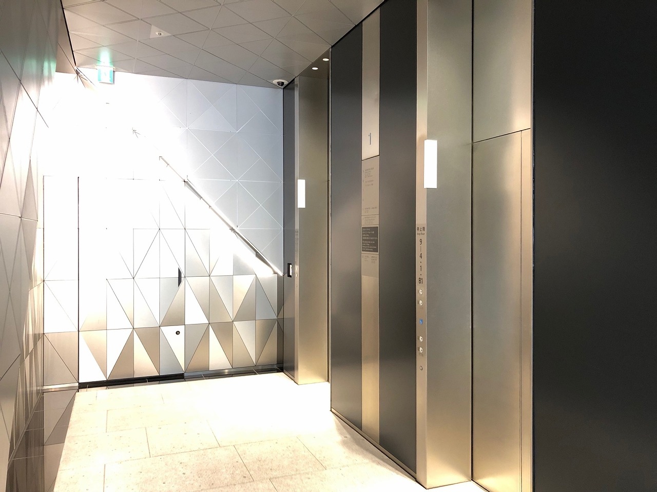 入り口_建物に入るとエレベーターがあります