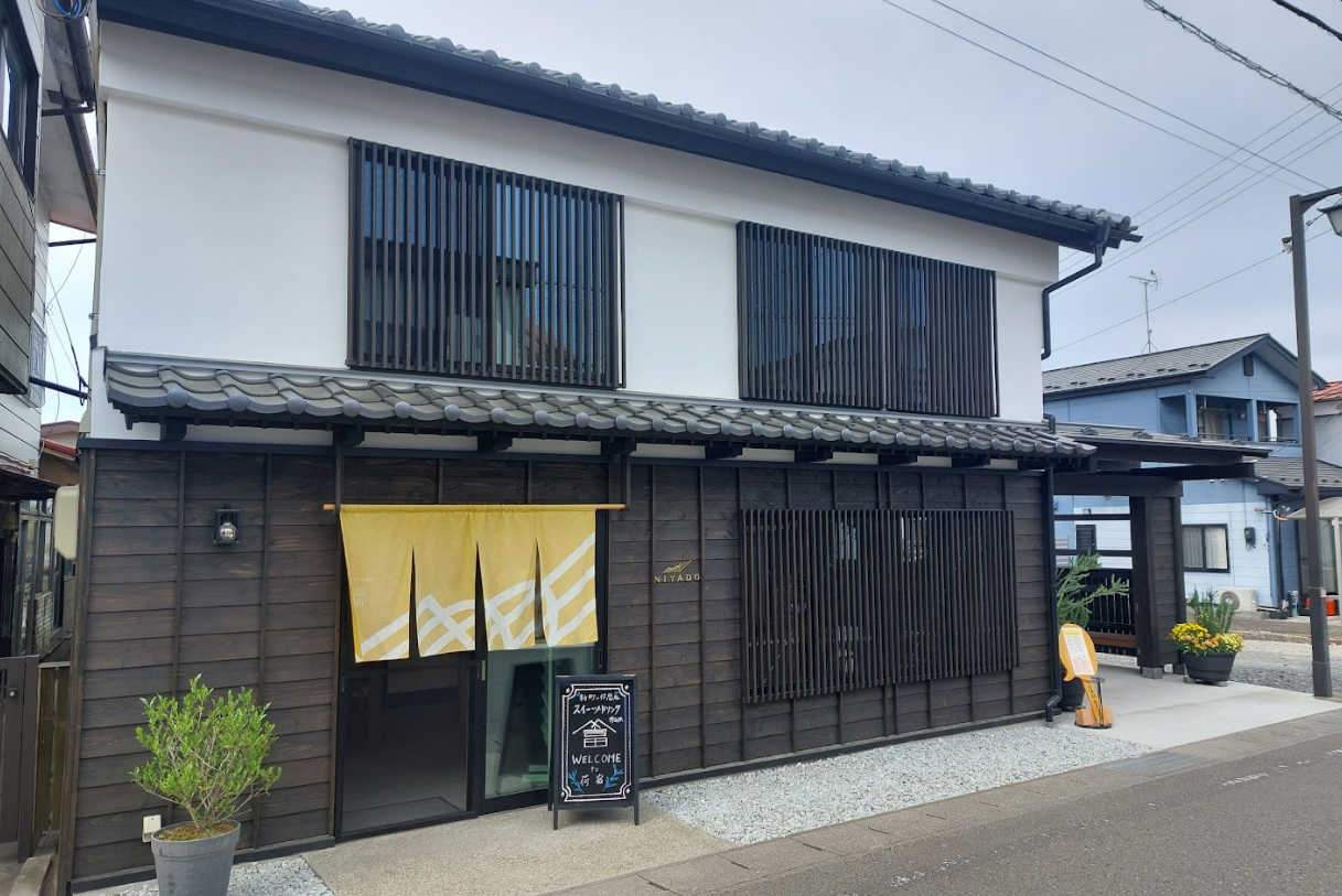 外観_宿場町で問屋場としての役割を担っていた建物を改修した施設であり、江戸時代から親しまれてきた通称である「荷宿（にやど）」を愛称としています。