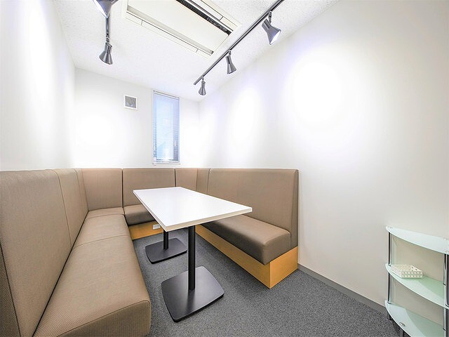 共用部_会議室。会議室は施設内に3部屋あり、無料でご利用いただけます。