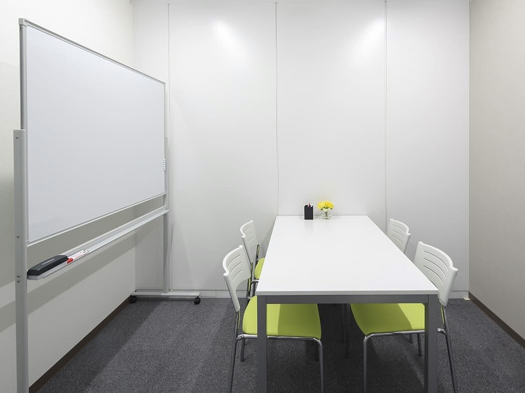共用部_会議室。来客対応やミーティング、面談など様々な目的でご利用いただける会議室です。