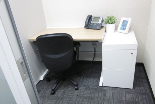 Booze_Private booth for one person, equipped with office furniture and power outlets, of course.