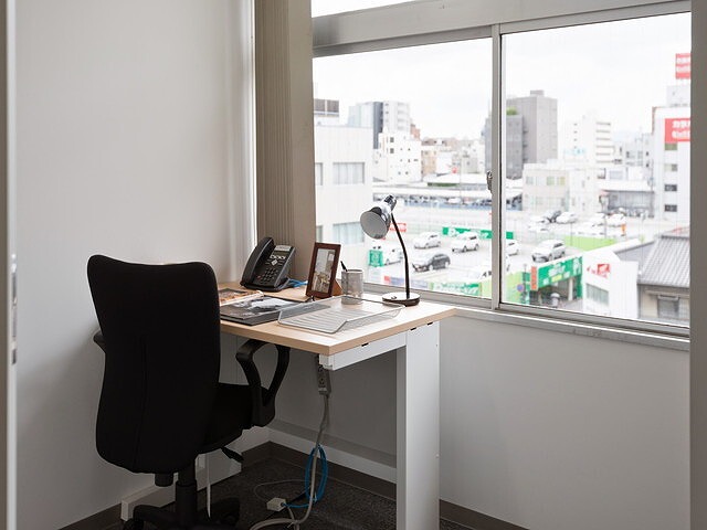 個室_窓有の部屋からは岡山のビジネス街を眺められます。共用部_会議室。別途料金で会議室も用意しており、リージャスの施設で仕事を完結させられます。