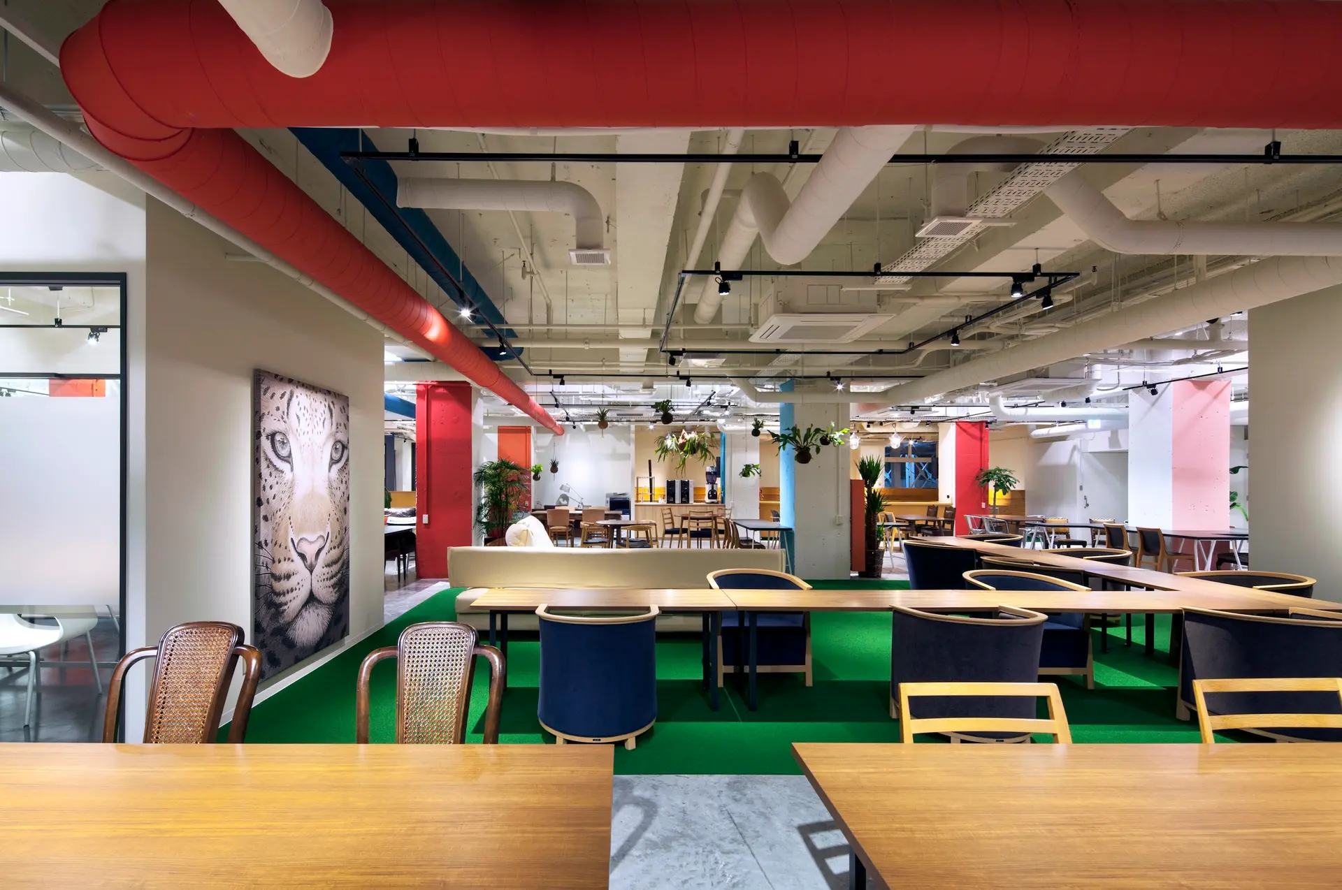 ラウンジ_どのようなビジネスシーンでもご利用いただける、西日本最大級のコワーキングスペースです