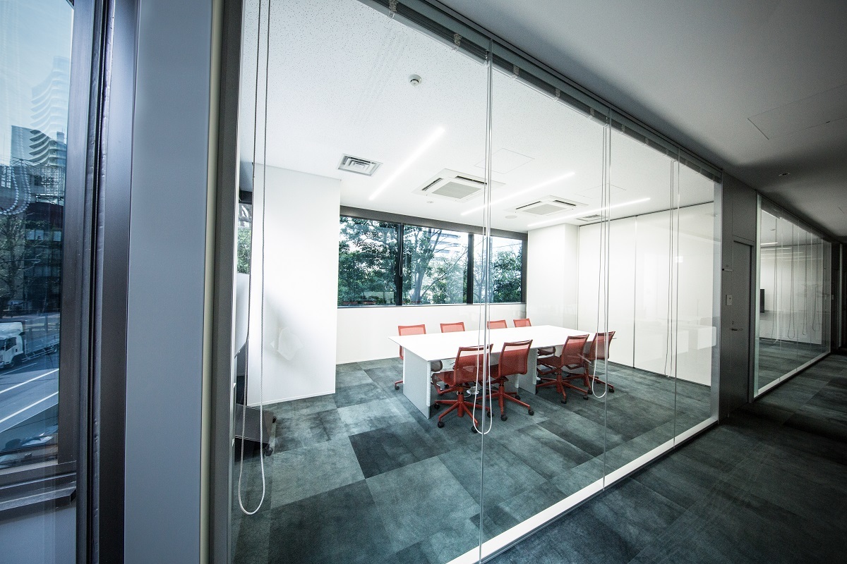 会議室_全3部屋ご用意のある会議室はどのお部屋もガラス張りで開放的な造り、ブラインドもついているので重要な会議の際のプライバシーも守られます