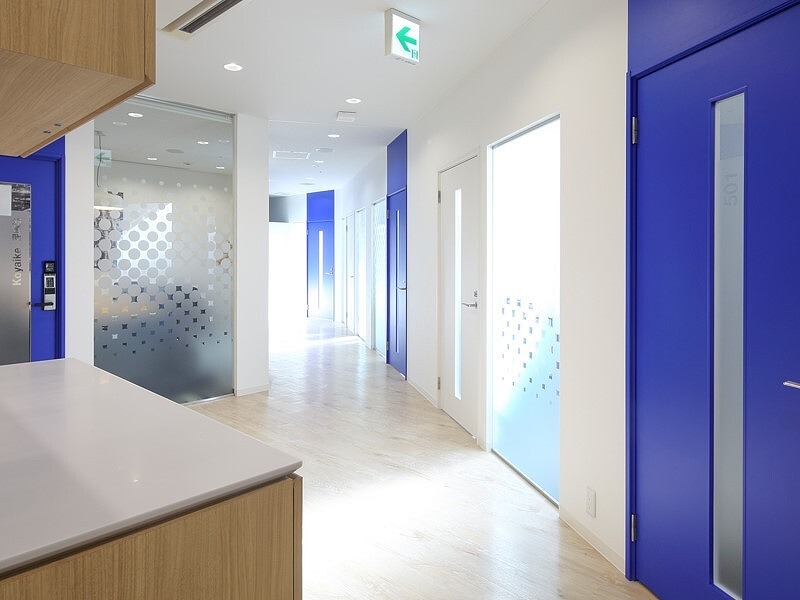 共用部_廊下。白と青のカラーでさわやかな印象の共用スペースです。