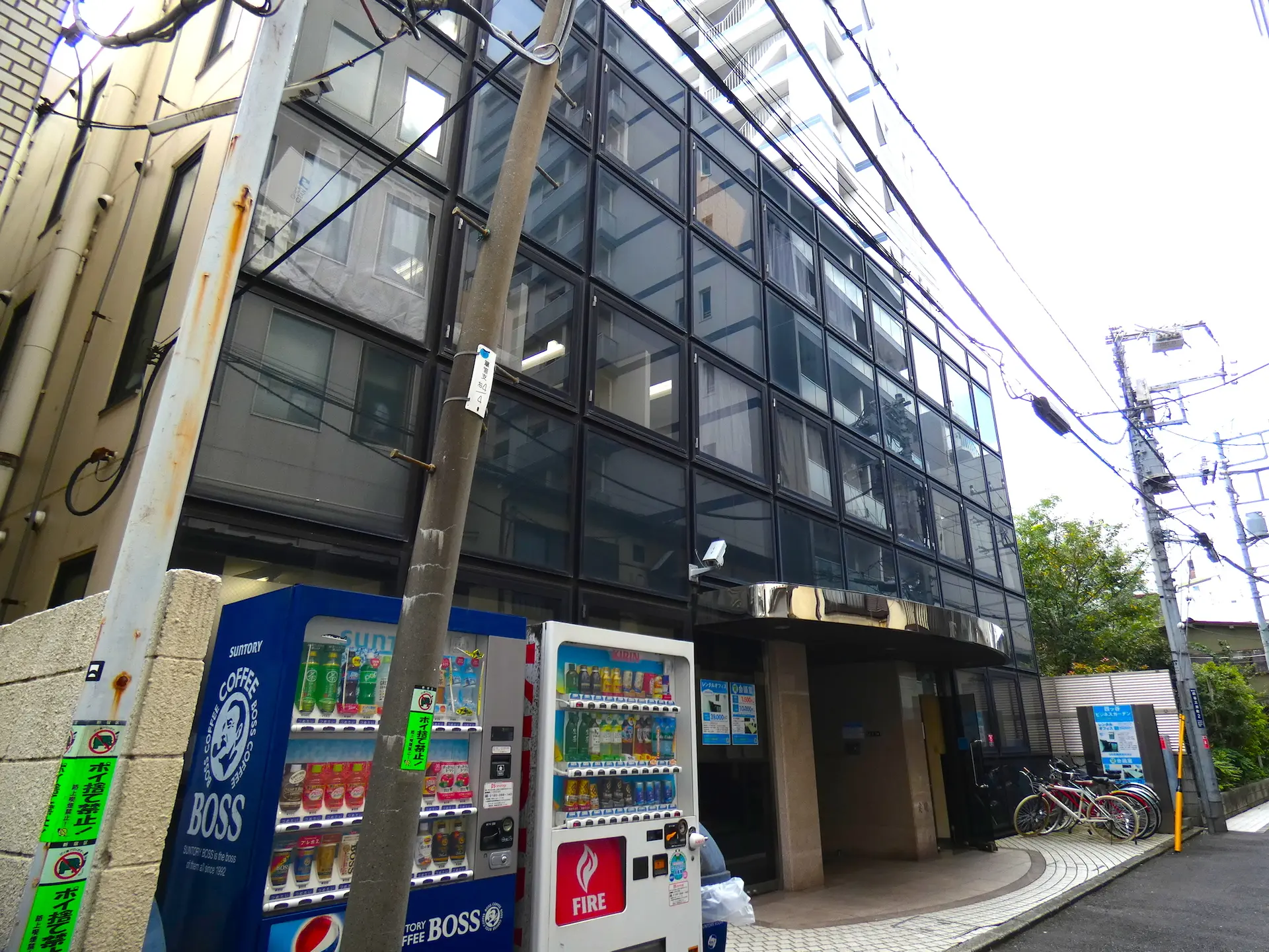 外観_閑静なエリアに立地するスマートな外観のオフィスです