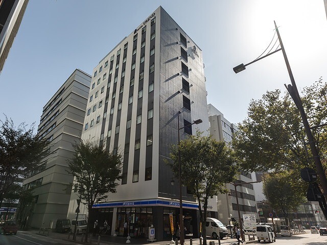 外観_岡山駅東口ロータリーに隣接するオフィスビルです。