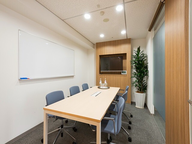 共用部_会議室。別途料金で会議室も用意しており、リージャスの施設で仕事を完結させられます。