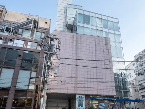 外観_建築家の北山孝二郎氏が設計した、デザイン性の高いビルです。