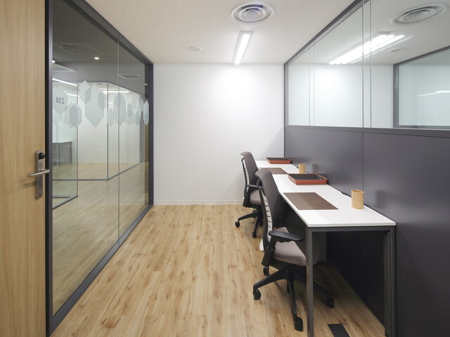 個室_シンプルな内装で作業に集中しやすいオフィスです。