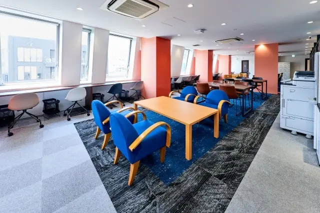 共用部_フリースペース。おしゃれで落ち着いたデザインが施されています。