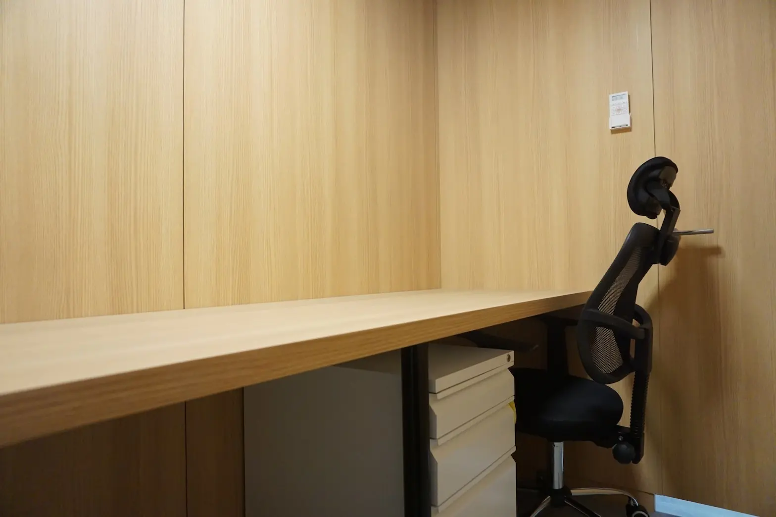 固定ブース_椅子などのオフィス家具は備え付けです