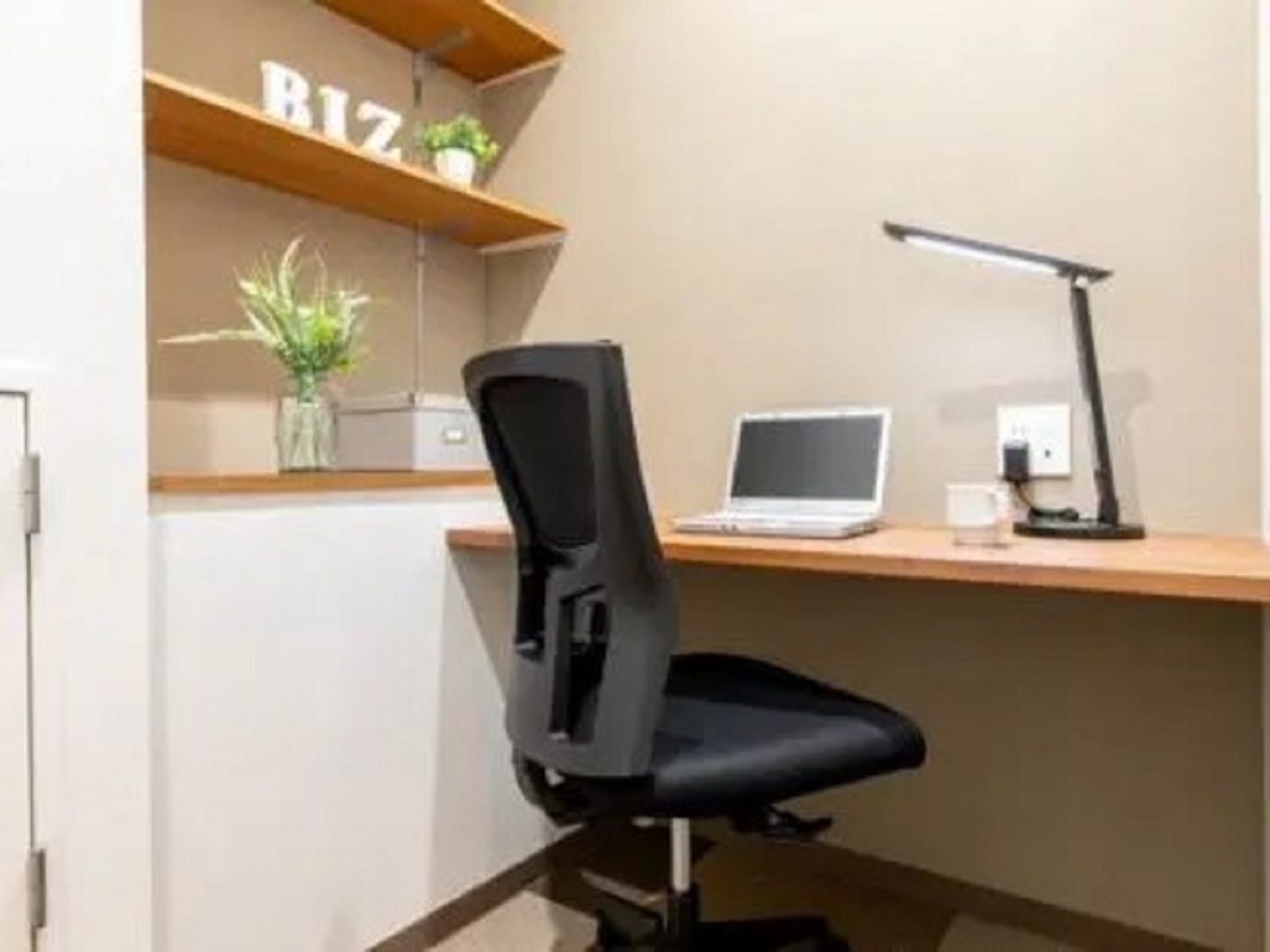 個室_1名用の個室。シンプルなデザインが施されています。©BIZcomfort