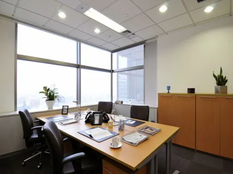 個室_自然光を取り入れている設計で、オフィス内をより明るい環境にしています。