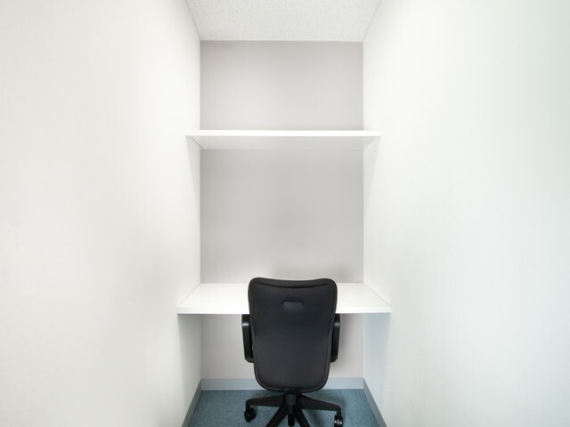 個室_室内にはデスクとチェアが備え付けられています。入居後すぐに仕事をスタートできます。