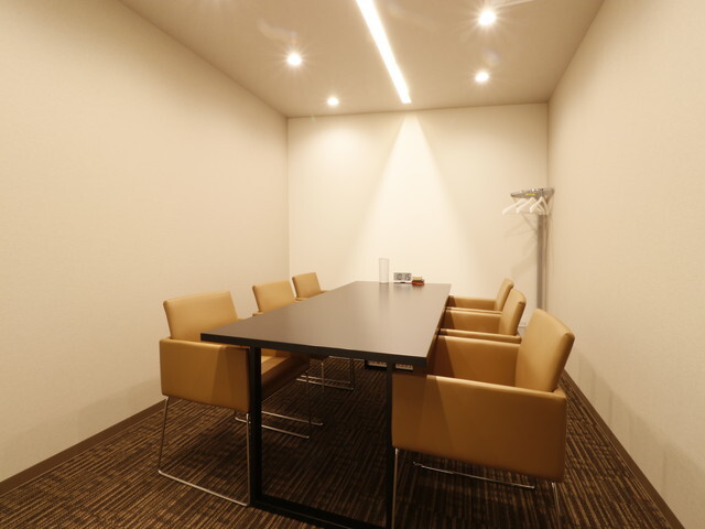 共用部_会議室。会議室を利用すれば、当オフィス内で業務を完結することも出来ます。