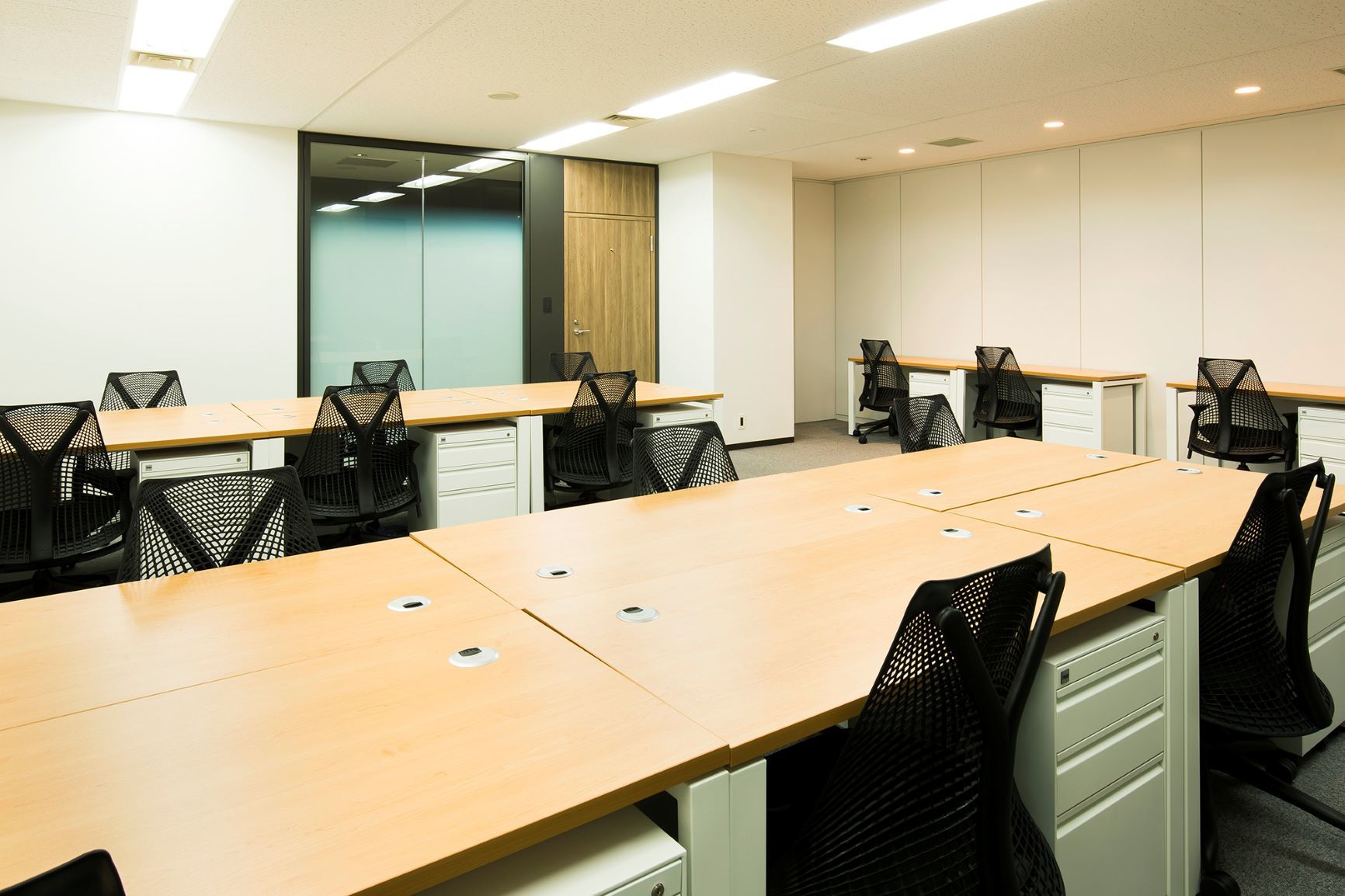 Rooms_Private offices for various numbers of people (1~16) are very rare in the Marunouchi area!