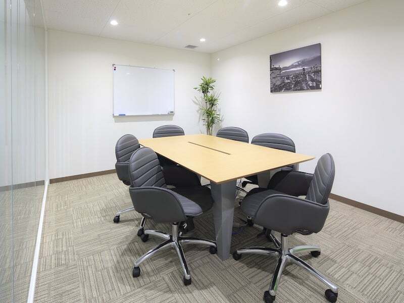 共用部_会議室。備え付けのホワイトボードは自由にご活用いただけます。
