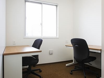 個室_オフィス家具などが備え付けられた完全個室です。