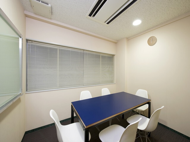 共用部_会議室。6名程度同時利用可能な会議室です。