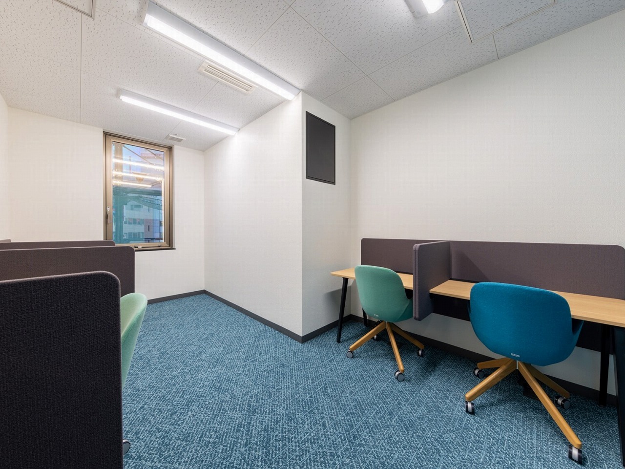 個室_オフィス。大きくスペースが取れ、明るい空間になっています。