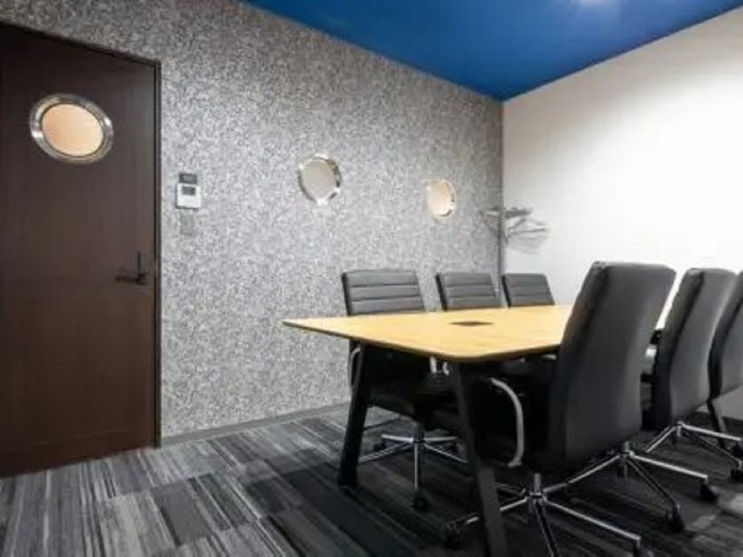 共用部_会議室。事前予約制で有料での利用が可能です。©BIZcomfort