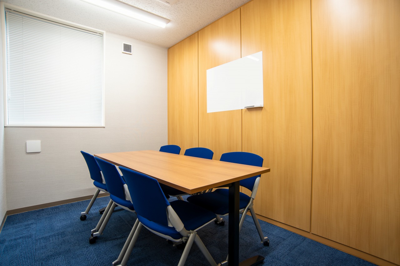 共用部_会議室D。6名でご利用頂ける会議室となっております。