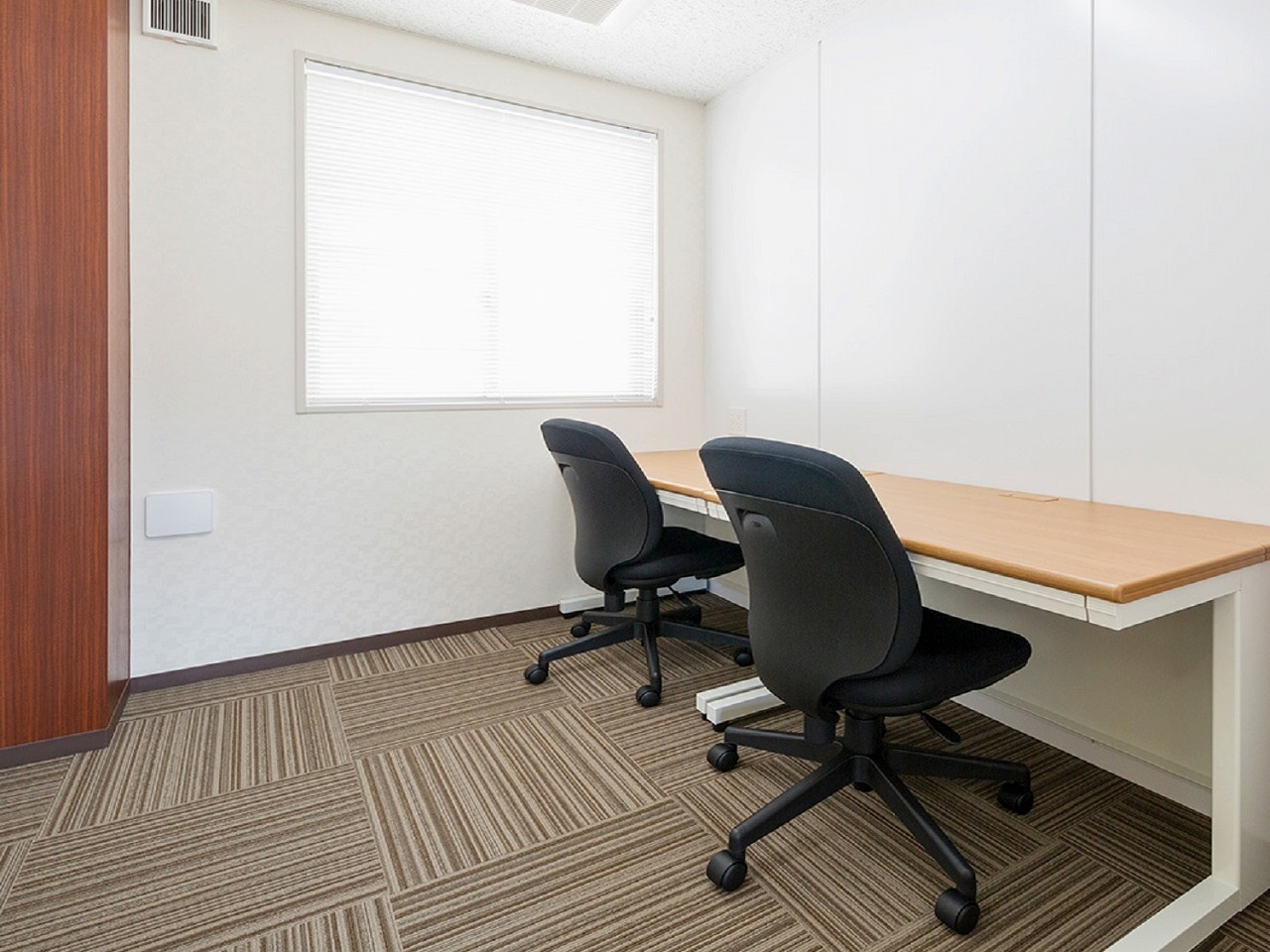 個室_デスク、チェアなどのオフィス家具が入居人数分用意されます。