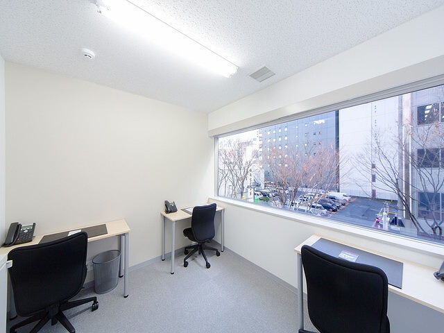 個室_大きな窓があり、新横浜の街並みを眺めながら仕事が出来ます。
