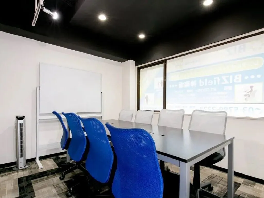 共用部_会議室。無料で利用可能な8名用の会議室です。©BIZcomfort