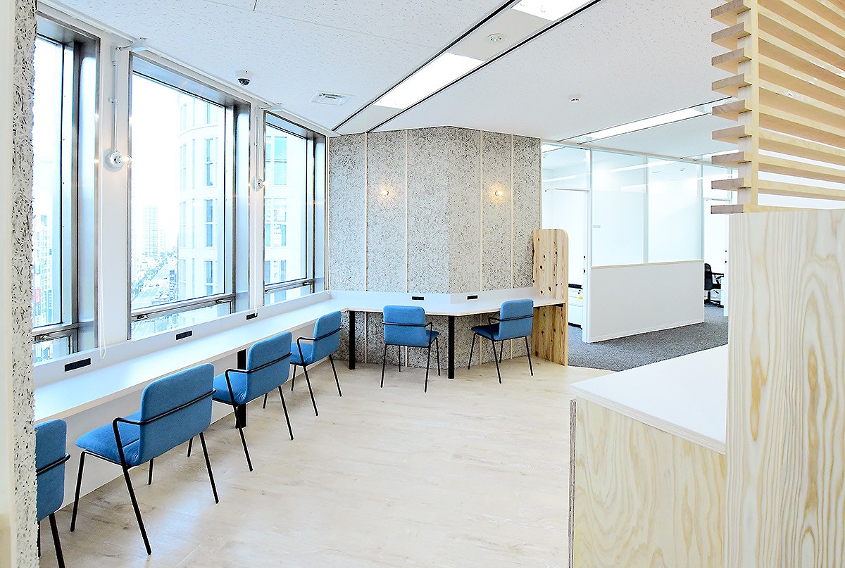 共用部_外の景色を眺めながらリラックスして仕事ができる空間です。