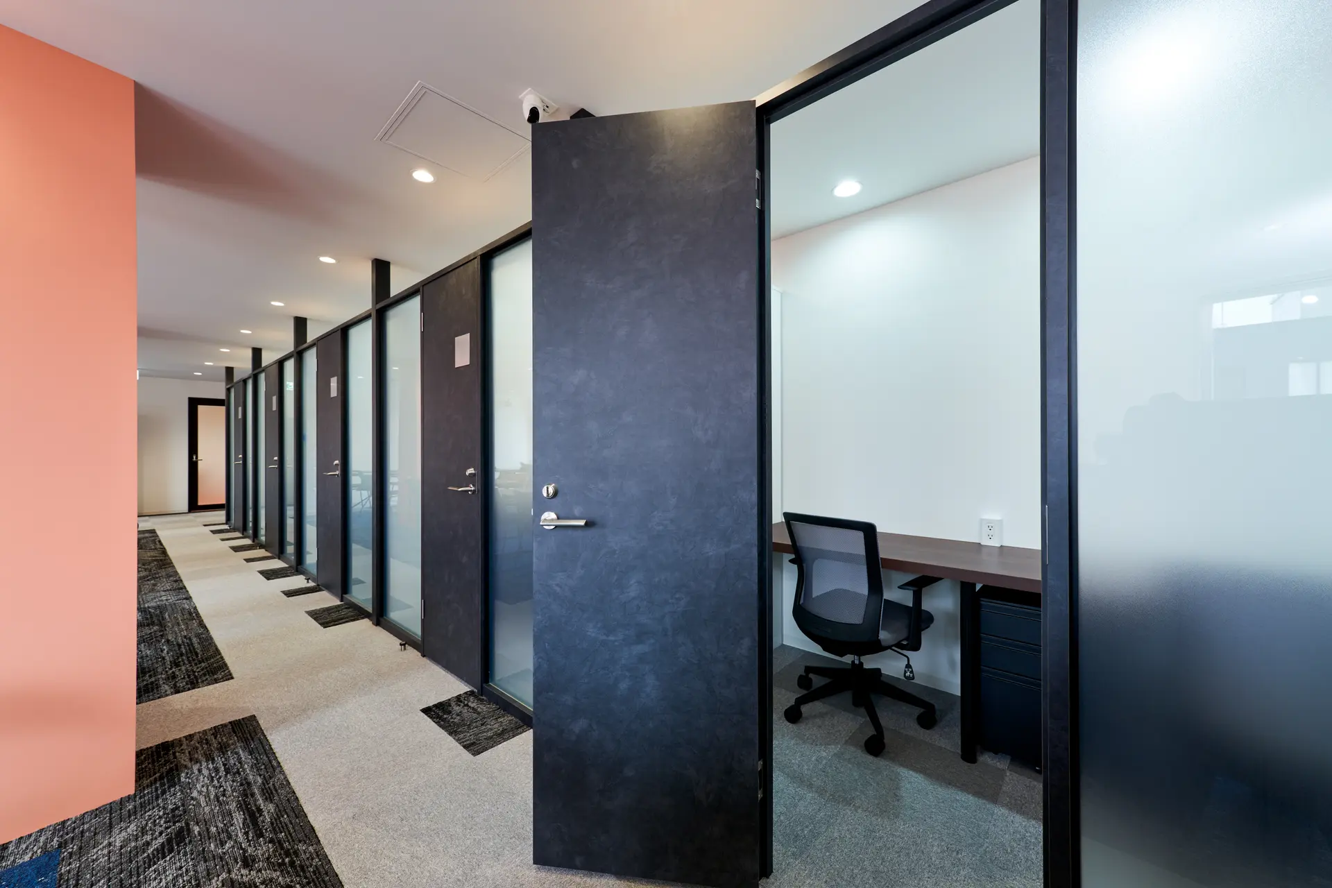 個室_2名用の個室です。シンプルなデザインが施され、集中しやすい空間になっています。