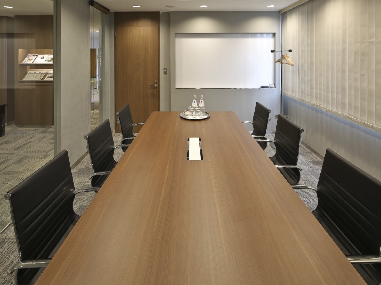 共用部_社内のミーティングだけでなく、ゲストを招いて使うことも可能な有料会議室。