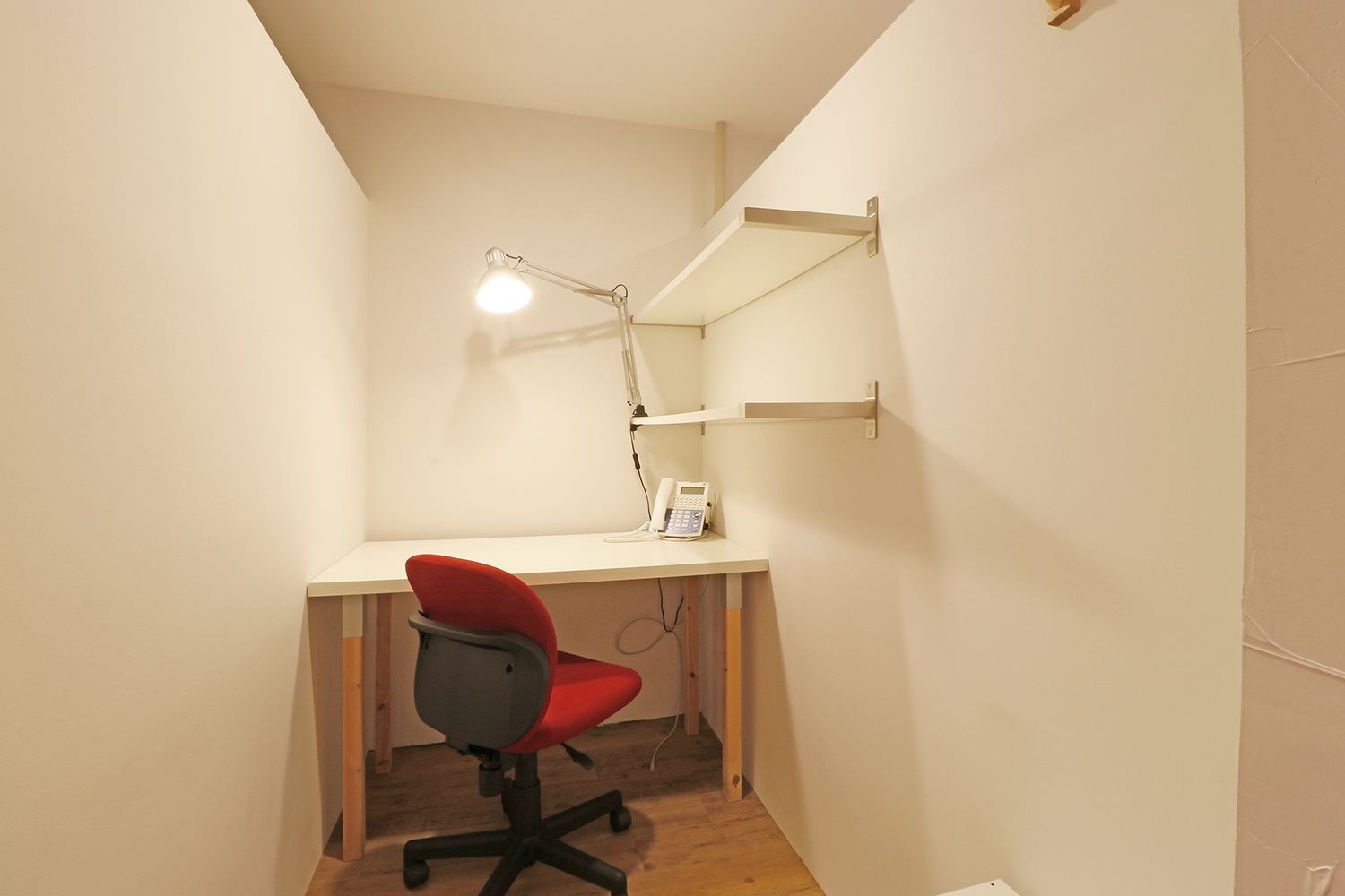 専有部_個室。各室内に定員分のオフィス家具とインターネット回線が備え付けです。