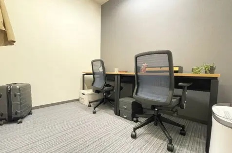 専有部_個室。定員分のオフィス家具、インターネット回線が備え付けです。©BIZcomfort ※画像はイメージです