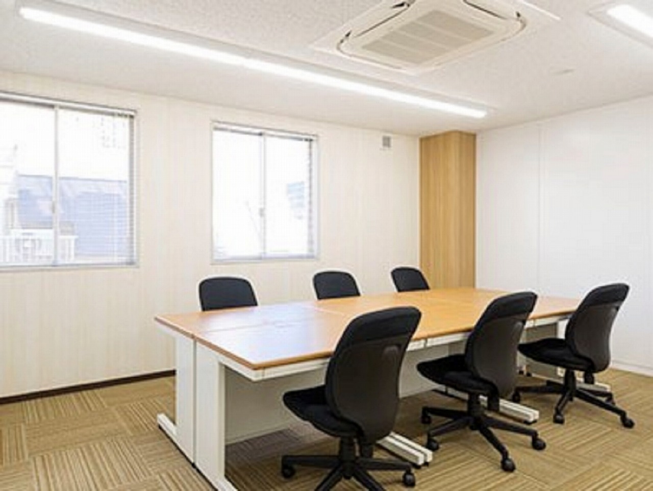 個室_明るくシンプルなオフィスです。様々な人数に対応した個室が用意されています。