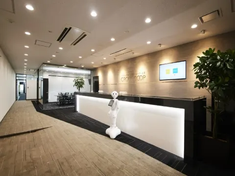 オフィスエントランス_5階のエントランスです。白を基調とした明るいデザインです。