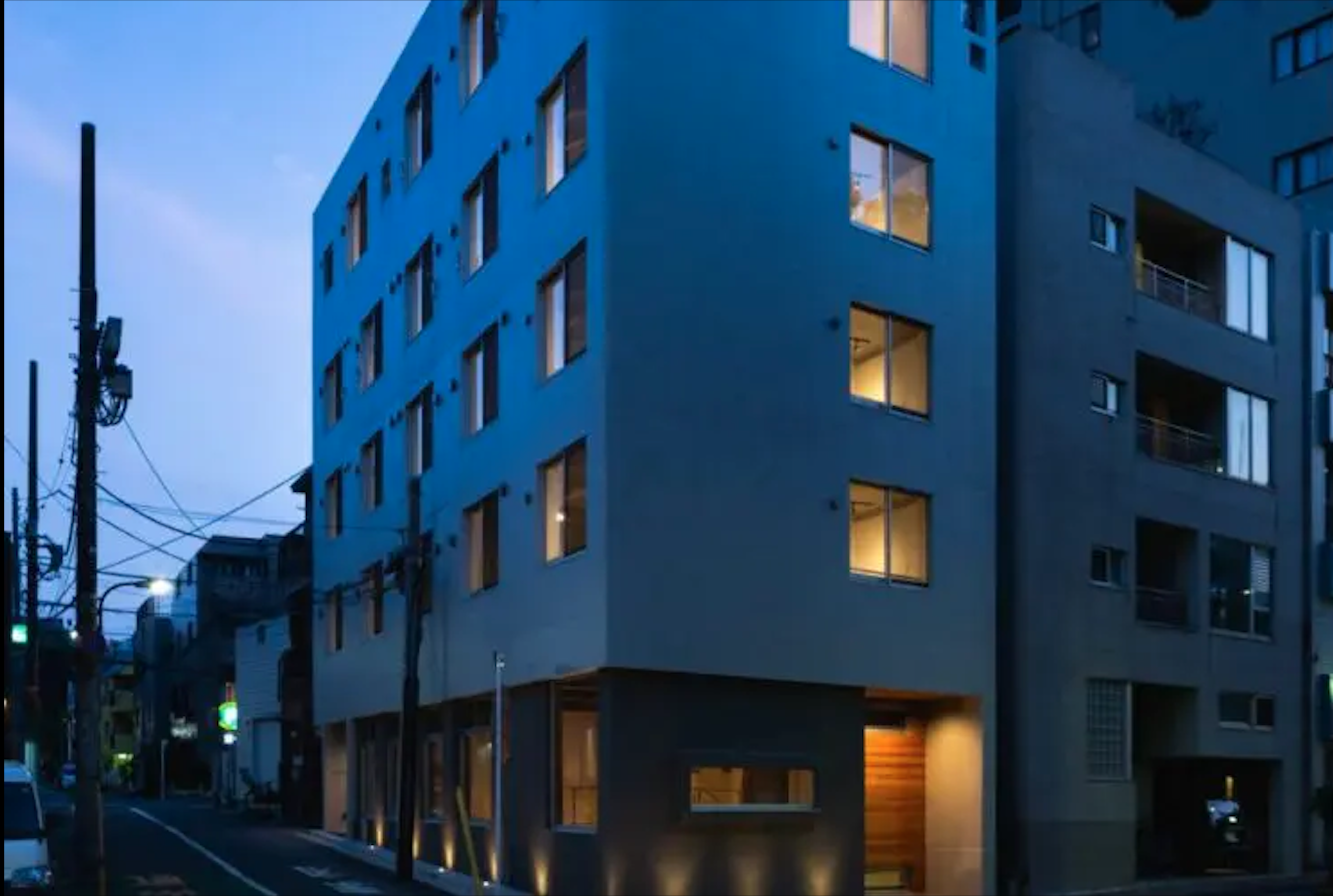 建物外観_新宿早稲田レーベルの1階・地下1階にあります。 ©bizcircle