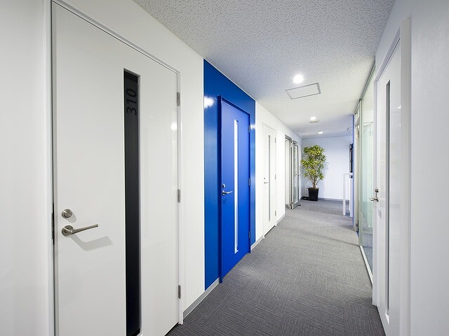 共用部_廊下。青と白を基調とした落ち着いた雰囲気の施設になっています。