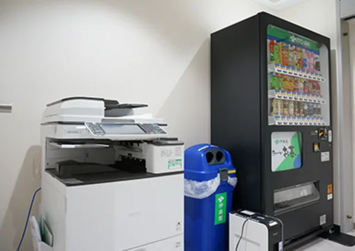 設備_オフィス共用部には複合機や自動販売機などが備え付けられています